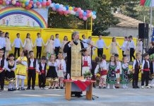 С тържествен водосвет откриха обновената сграда на ДГ №2 „Осми март“